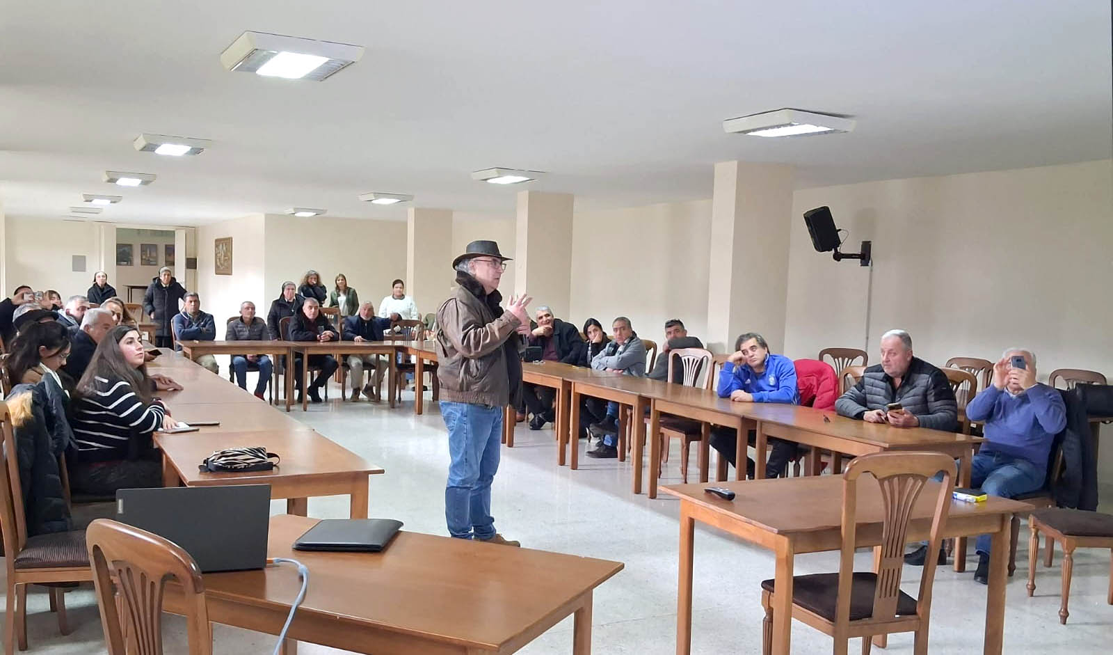 وزارة الزراعة تنظّم ندوة إرشادية لمربّي الأبقار في كسروان حول الصحة الحيوانية وقواعد الحلابة السليمة