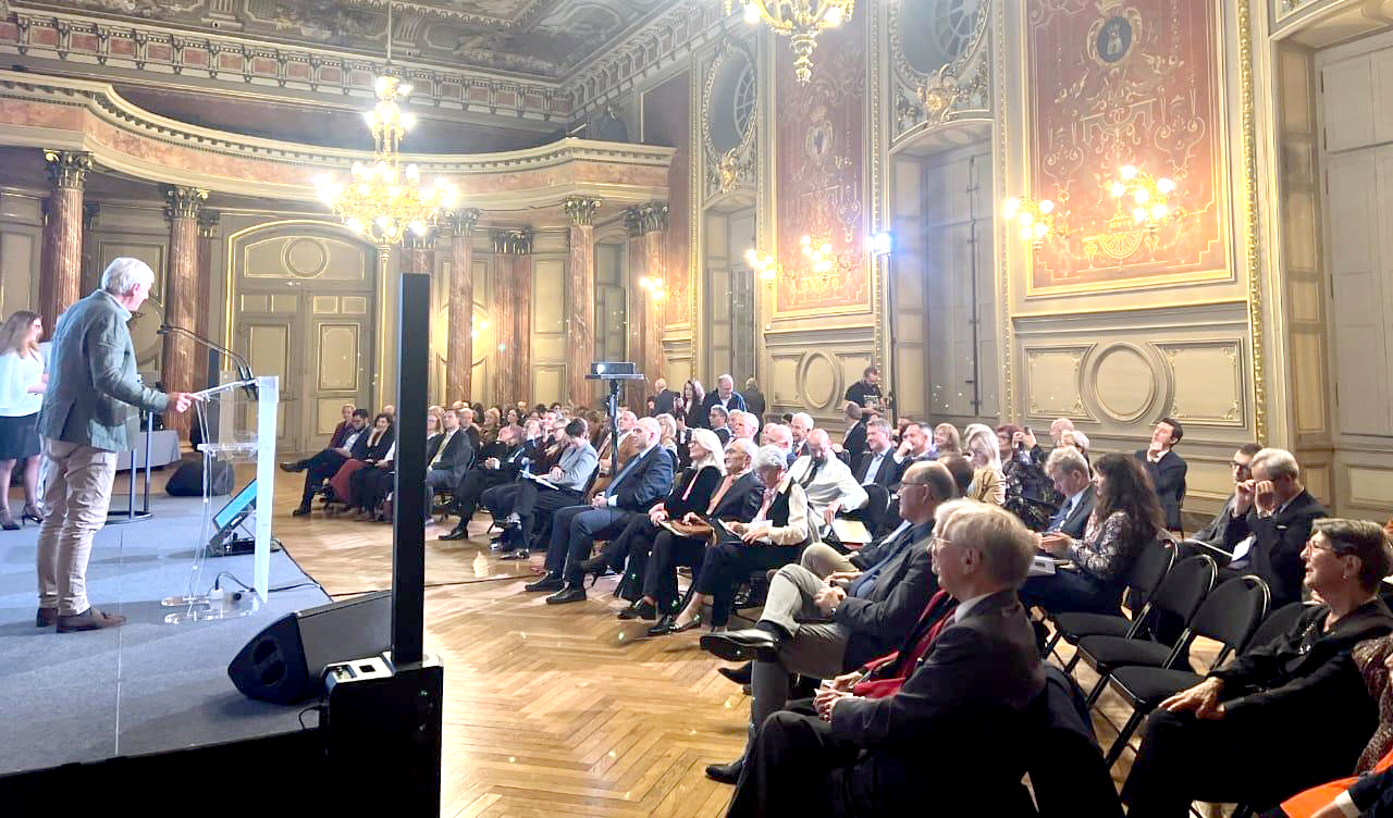 لبنان يكرّس حضوره الدولي في قطاع النبيذ: مدير عام وزارة الزراعة تسلّم في ديجون شهادة تصنيف زحلة 