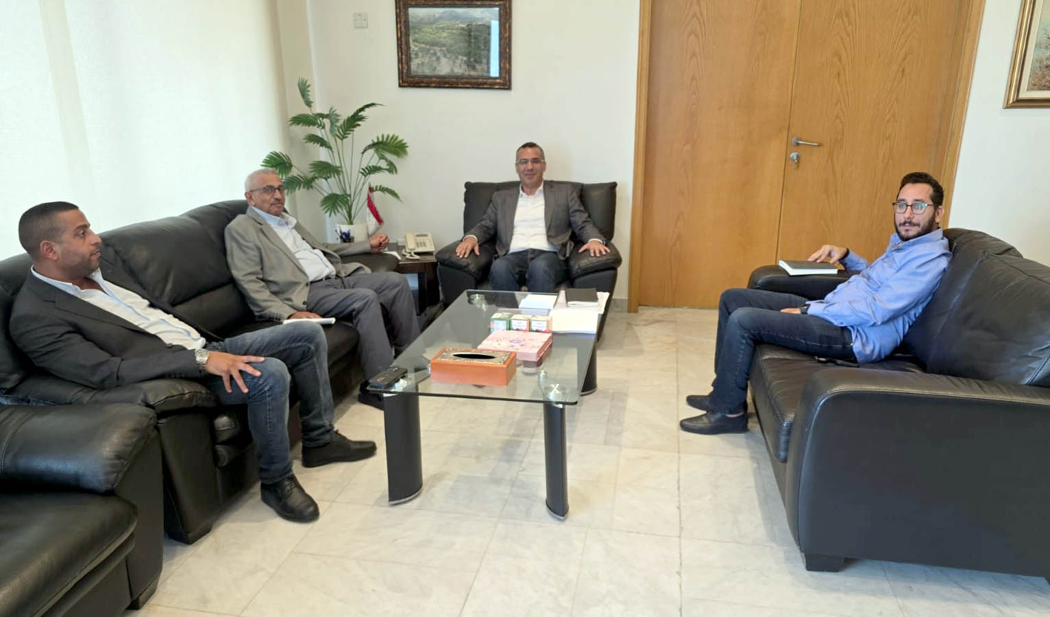 وزير الزراعة الدكتور نزار هاني يبحث مع النائب أسامة سعد تطبيق قانون الصيد البحري ويؤكد حماية حقوق الصيادين وتعزيز استدامة القطاع